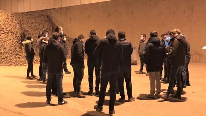 Dix-sept technico-commerciaux d’Unéal se sont retrouvés le 29 avril pour le volet Terrain de leur formation dans les locaux d’une exploitation agricole.